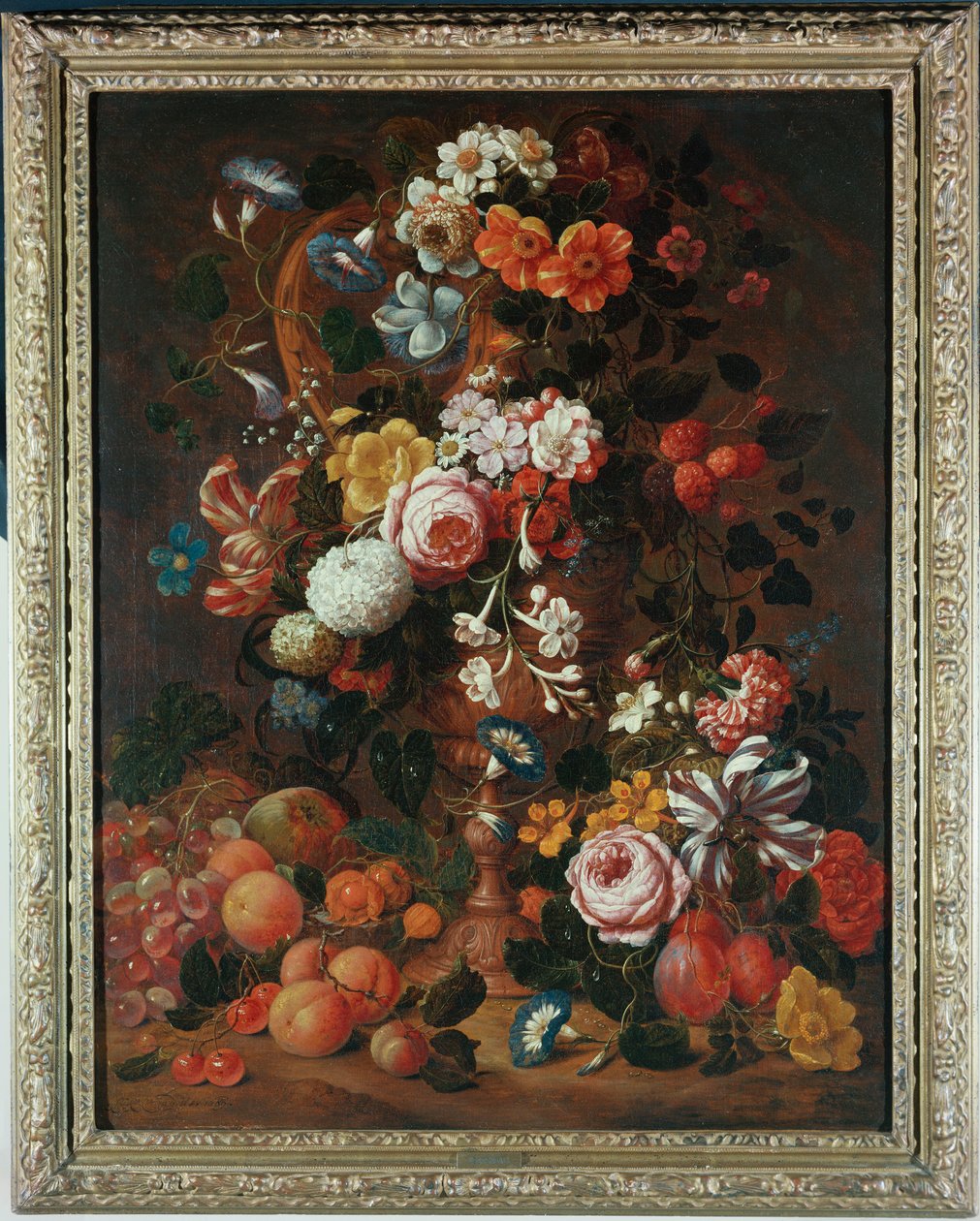 Yakınlarda üzüm, erik ve şeftali bulunan heykelli bir vazoda güller, dahlias, kıvrım, lale ve diğer çiçekler by Nicholaes van Verendael