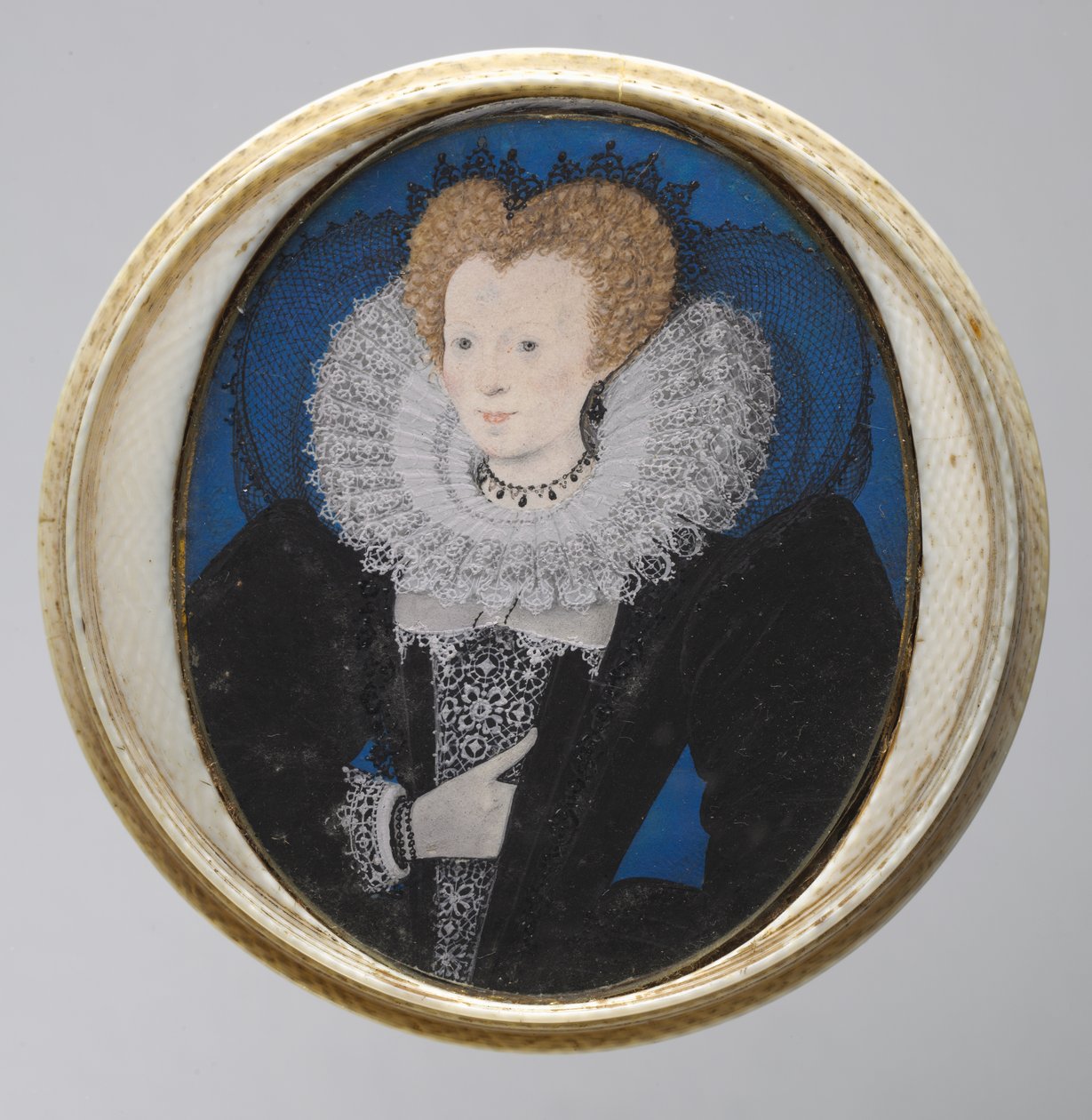 Bir Kadının Portresi, c.1590 (orijinal tornalanmış fildişi kutuda parşömen üzerine suluboya) by Nicholas Hilliard