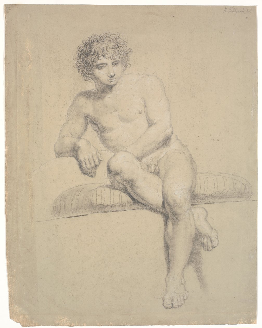 Minderli alçak baza üzerinde oturan model. Önden görünüş. çapraz bacaklar by Nicolai Abildgaard