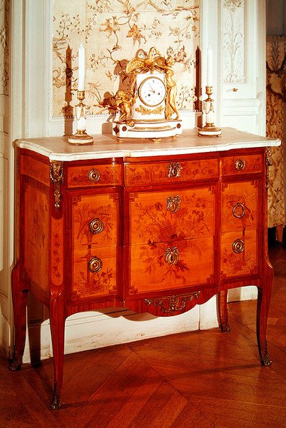 Marküteri Komodin (marquetry) by Nicolas Petit