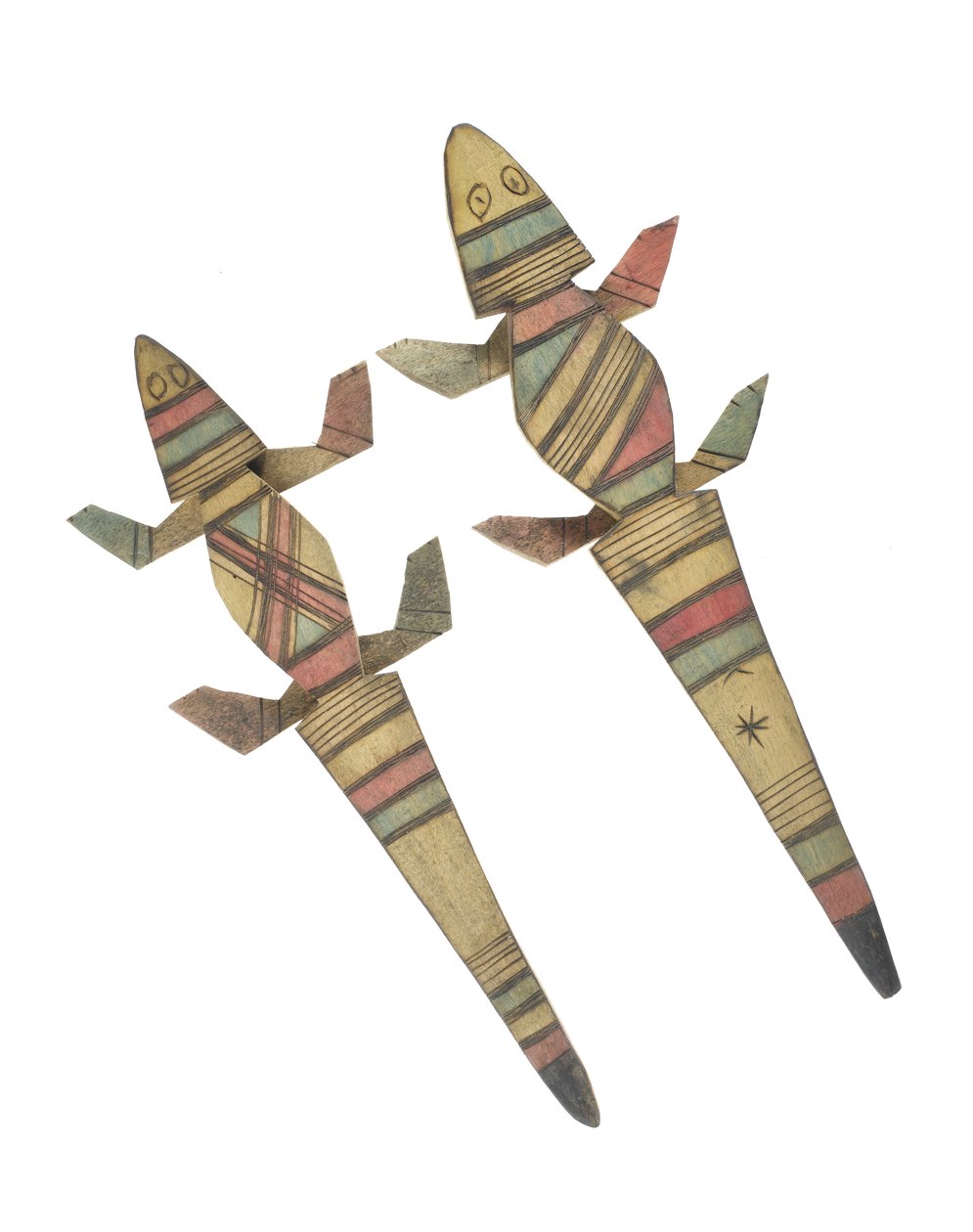 Kırmızı, yeşil ve siyah boyalı geometrik desenlerle süslenmiş oymalı ahşap timsah figürleri, Hausa People, Kano, Kuzey Nijerya (boyalı ahşap) by Nigerian Nigerian
