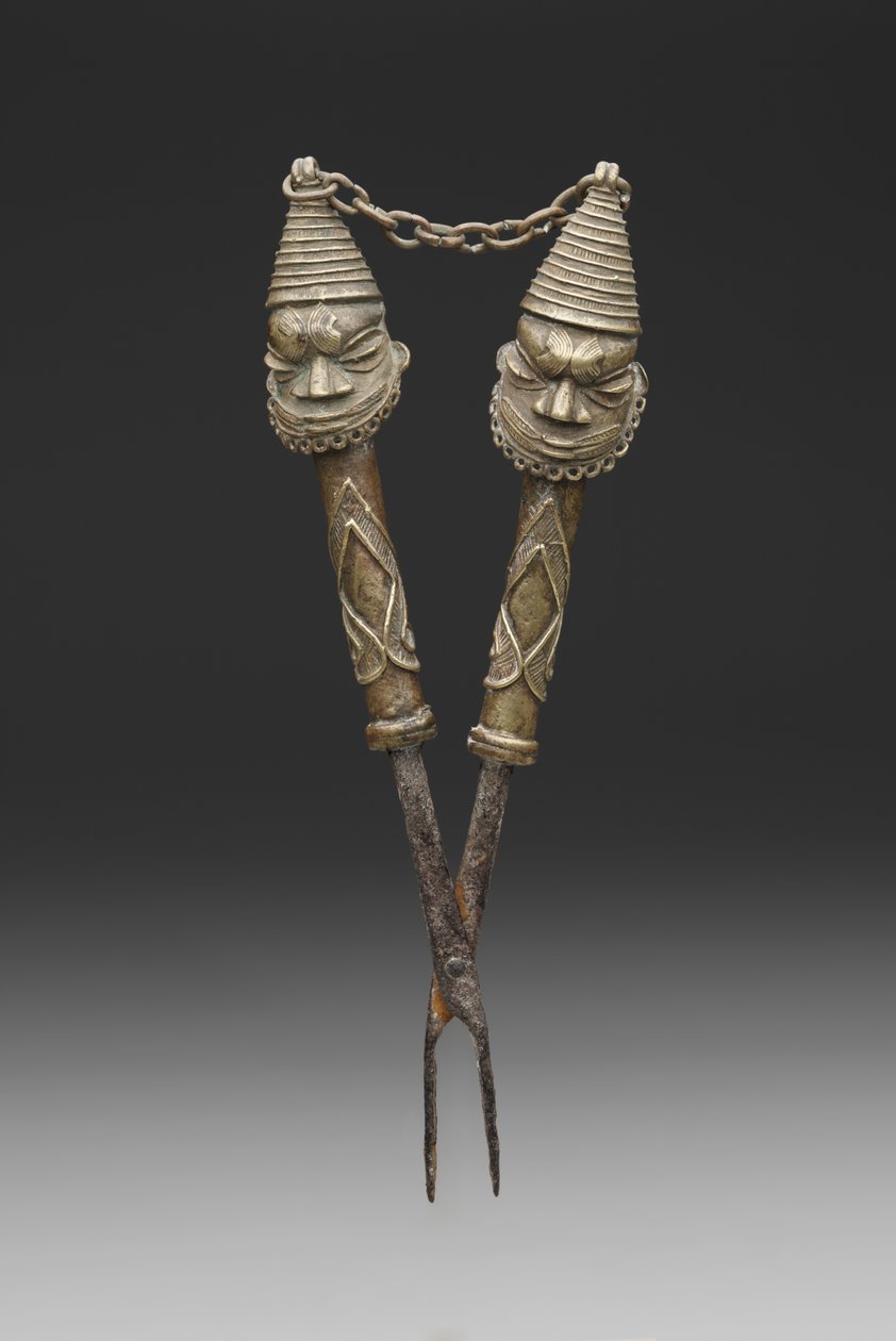 Oshugbo Society ritüelleri için figürlü maşa (dökme bakır alaşımı ve demir) by Nigerian Nigerian