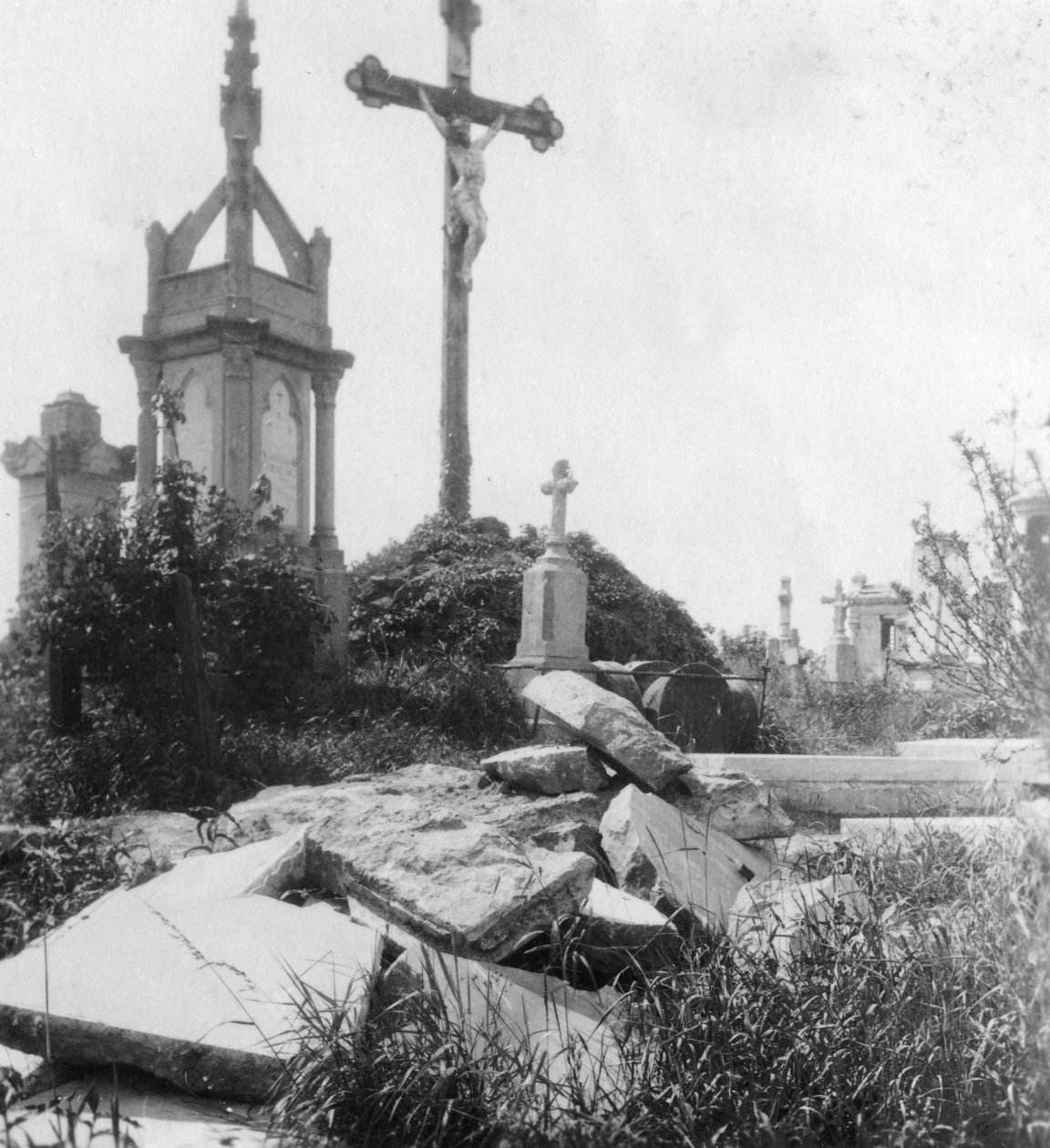Hasarlı mezarlar, eski ortak mezarlık, Ypres, Belçika, I. Dünya Savaşı, c1914-c1918 by Nightingale and Co