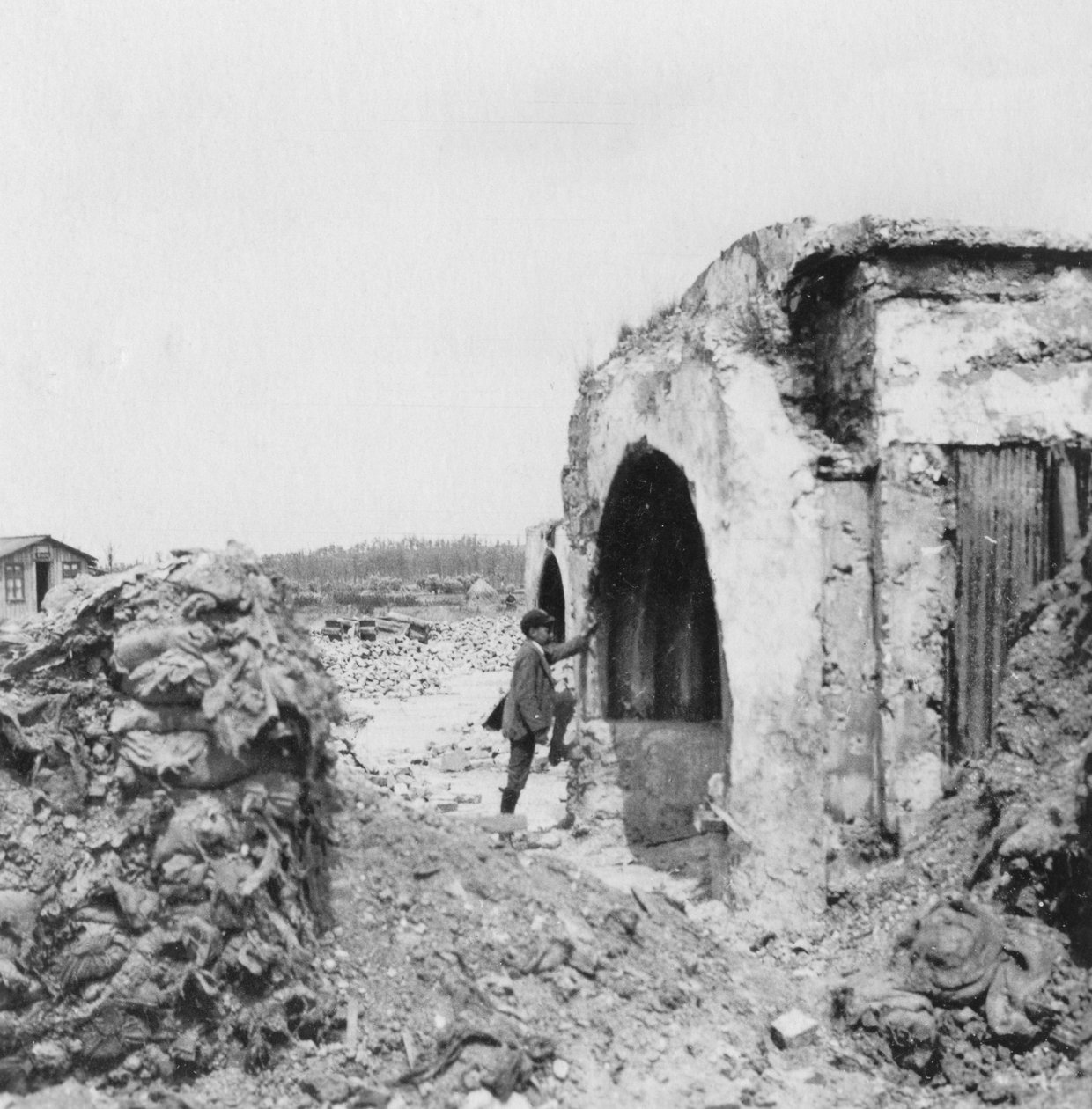 Betondan yapılmış ve oluklu demirle kaplanmış sığınak, I. Dünya Savaşı, c1914-c1918 by Nightingale and Co
