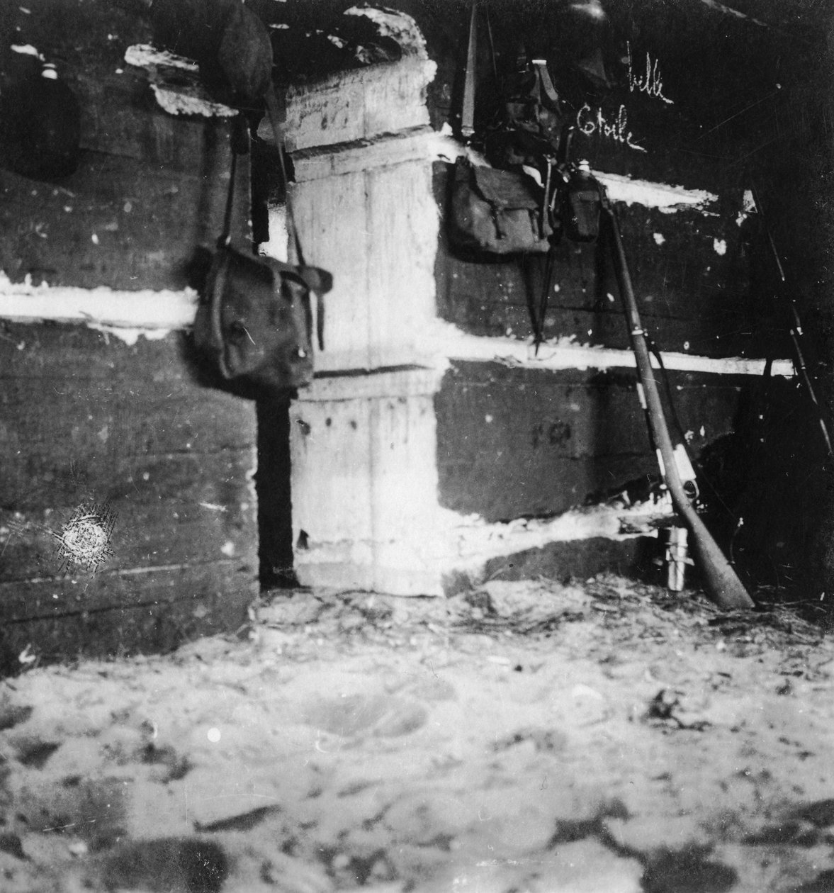 Bir Alman sığınağının içi, I. Dünya Savaşı, c1914-c1918. by Nightingale and Co