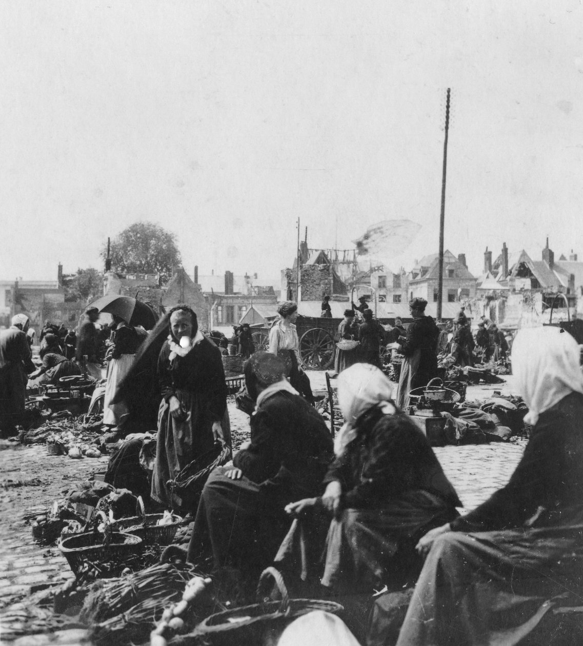 Pazar kadınları, Arras, Fransa, I. Dünya Savaşı, c1914-c1918 by Nightingale and Co