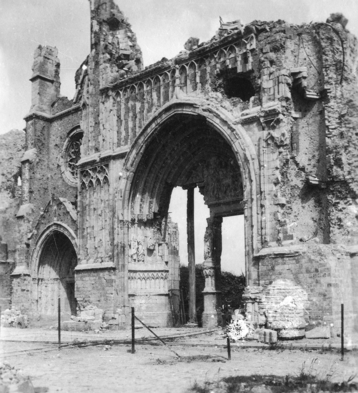 Katedral kalıntıları, Ypres, Belçika, I. Dünya Savaşı, c1914-c1918 by Nightingale and Co