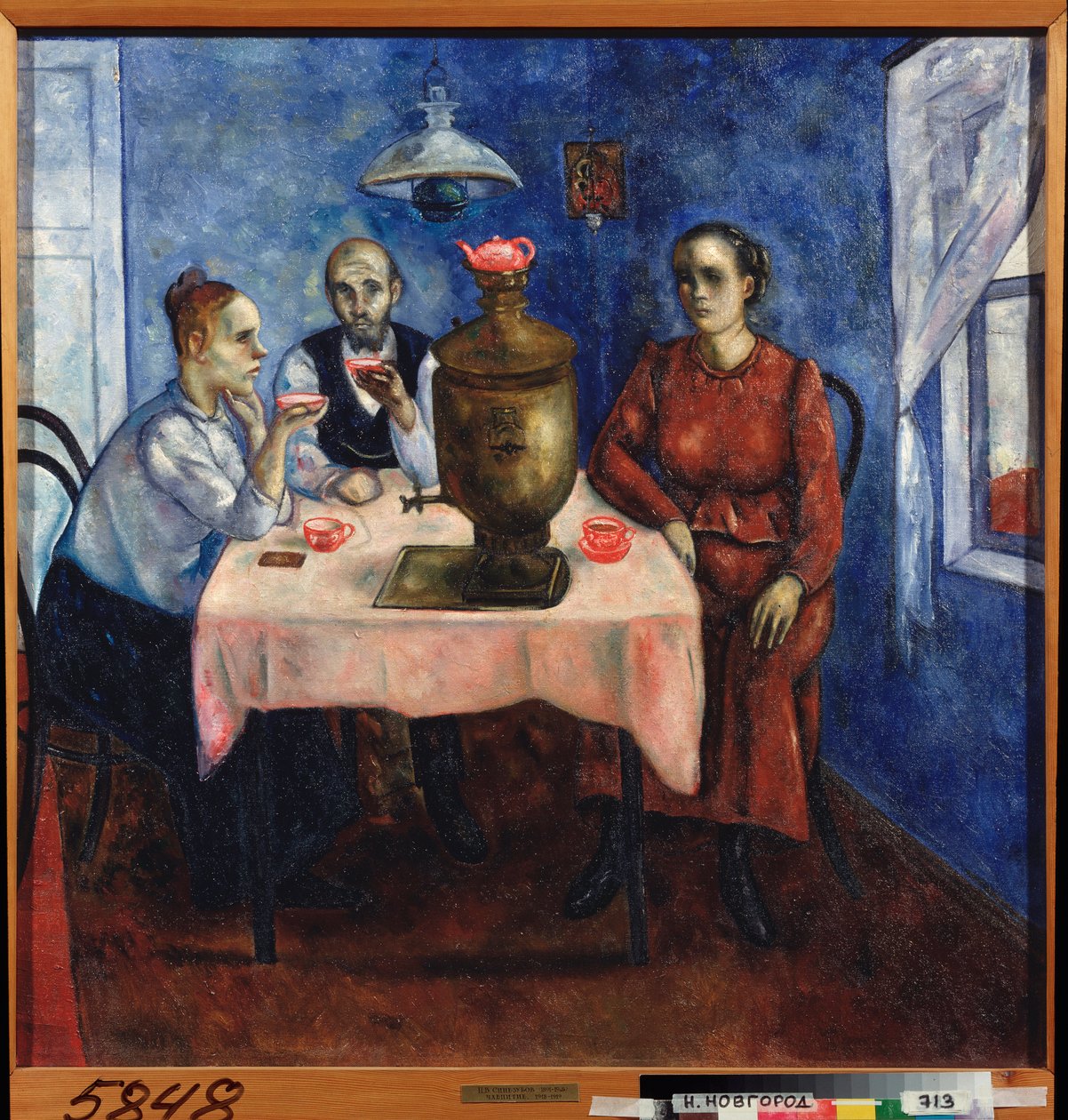 Çay saati (Günlük hayattan bir sahne, üzgün bir aile semaver etrafında toplanmış çay içer) - Çay içme - Resim Nikolai Vladimirovich Sinezubov (Nicolas Sinezouboff) (1891-1956), tuval üzerine yağlı boya by Nikolay Vladimirovic Sinezubov