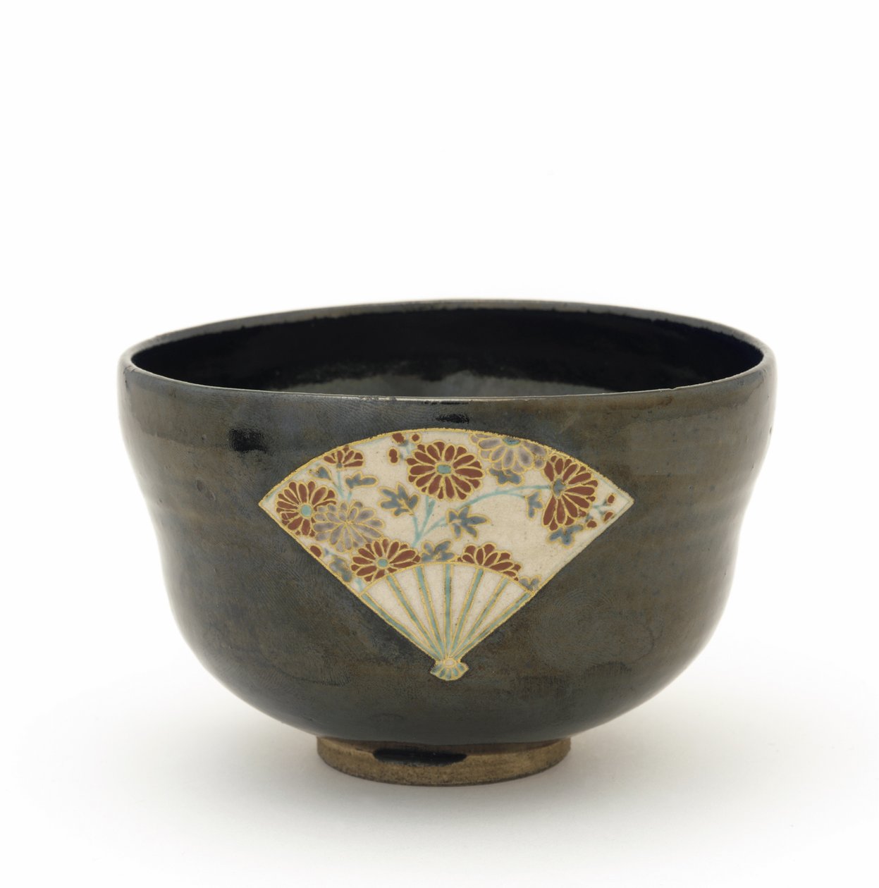 Fanların rezerv tasarımlı çay kasesi, Kyoto, Kyoto-fu, Edo dönemi, 17. yüzyıl ortası (beyaz sır üzerine siyah sırlı ve emaye taşlı) by Nonomura Ninsei