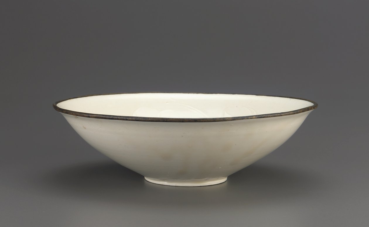 Çizilmiş nilüfer süslemeli çanak çömlek, Hebei Eyaleti, 11.-erken 12. yüzyıl (seramik) by Northern Song Dynasty Chinese School