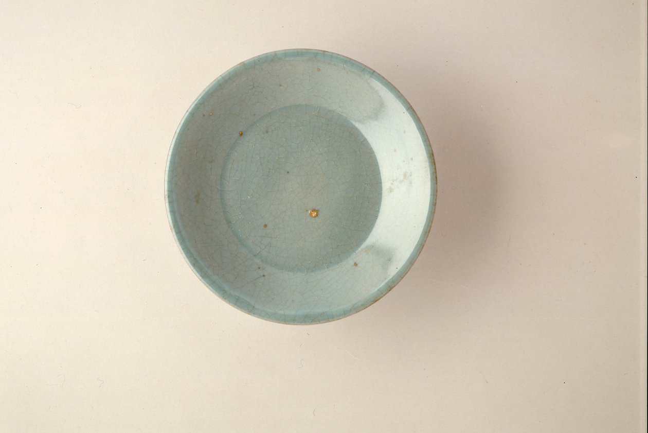 Nadir Rüyao sığ tabak (seramik) (ayrıca bkz. 466676) by Northern Song Dynasty Chinese School