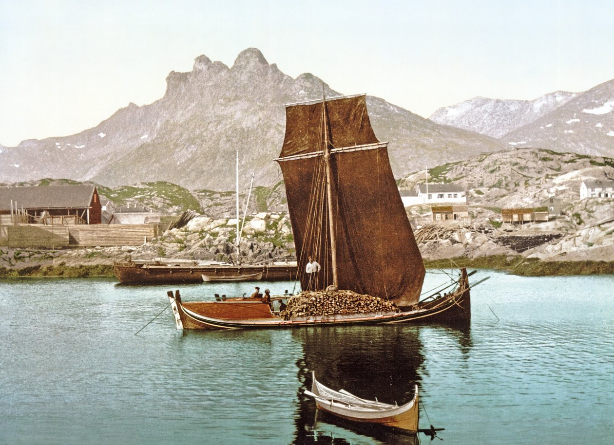Bir kütük yükü taşıyan Nordland teknesi, Norveç, 1890-1900 by Norwegian Photographer
