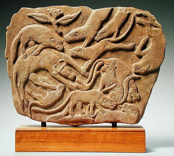 İnek kesen köpekleri betimleyen rölyef, 4-5. yüzyıl (kumtaşı) by Nubian Nubian