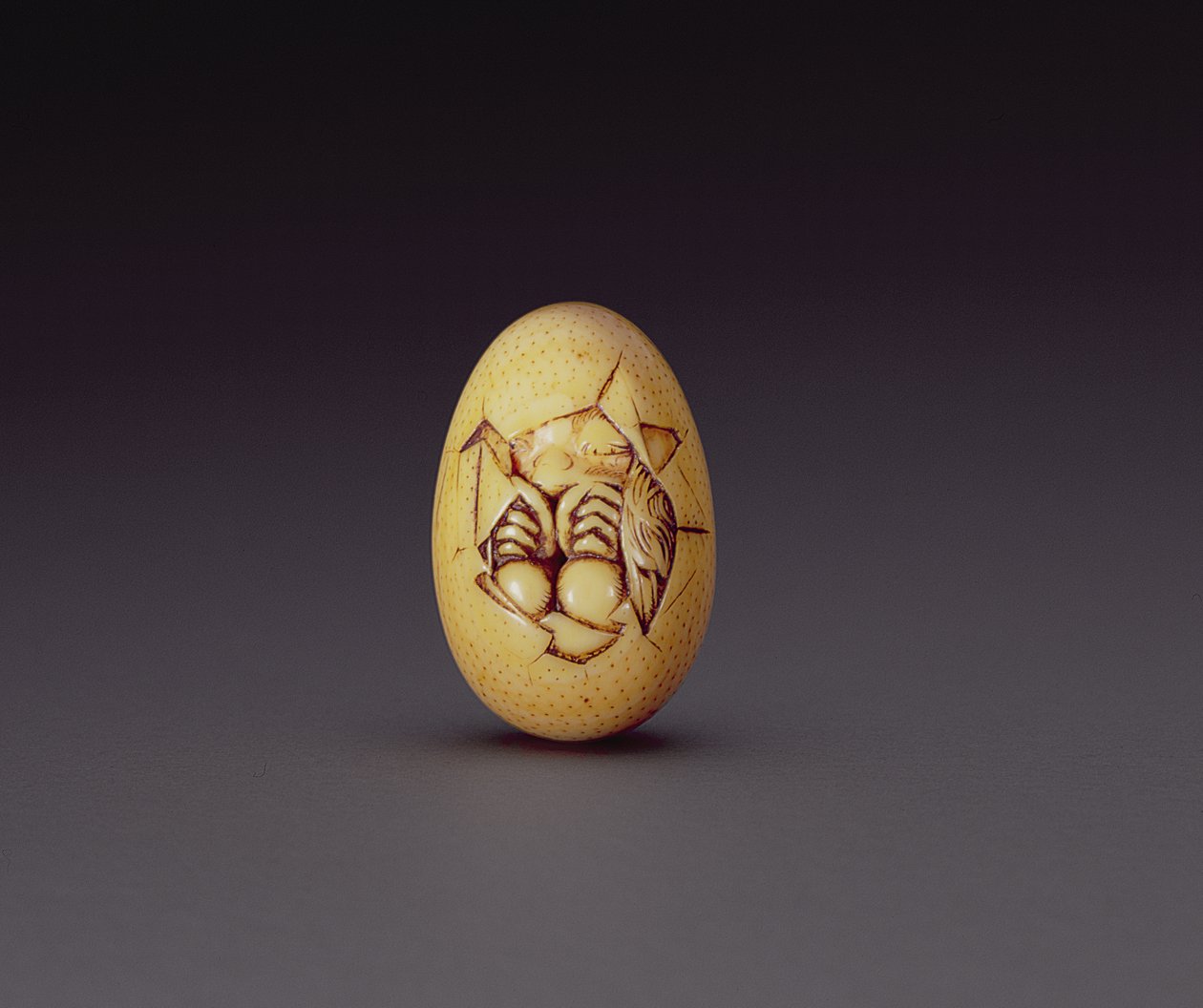 Netsuke, kabuğundan çıkan bir civcivi betimliyor, c.1760-80 by Ogasawara Issai