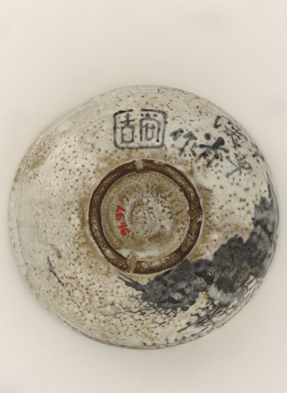 Dağ inziva yeri tasarımlı Kenzan tarzı çay kasesi, 19. yüzyıl sonu (opak sır altında demir pigmentli taş eşya) by Ogata (style of) Kenzan