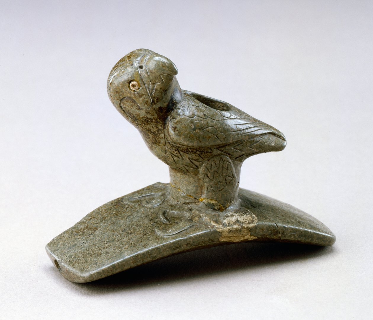 Falcon heykeli borusu, MÖ 200 - MS 100 (boru taşı ve nehir incisi) by Ohio Hopewell culture