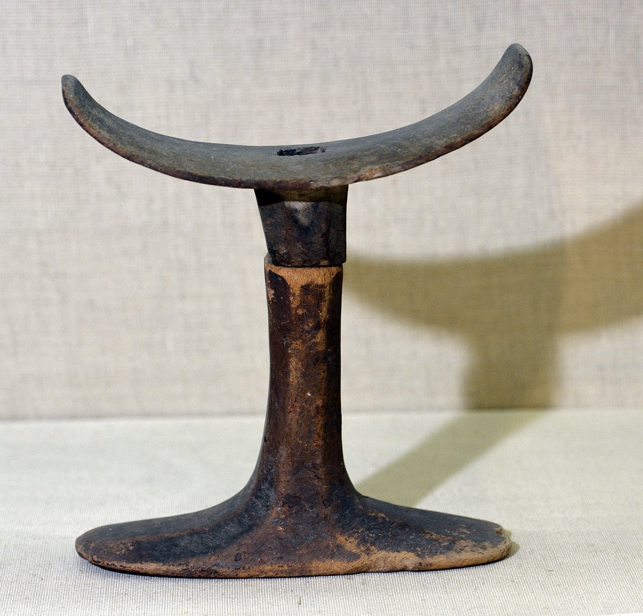 Baş desteği, yaklaşık MÖ 2500-2100 by Old Kingdom Egyptian