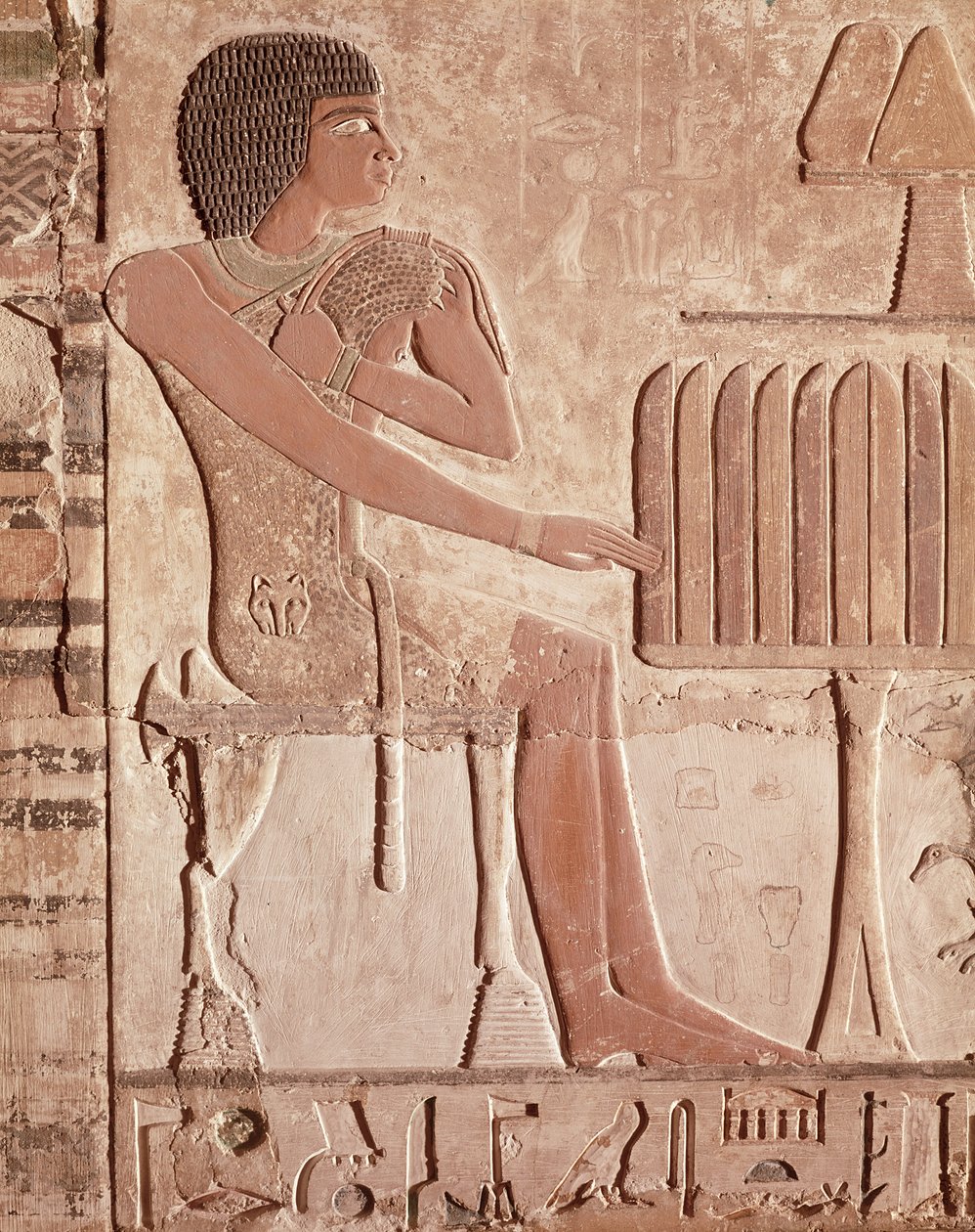 Ölünün ekmekle birlikte bir sunu masasının önünde oturduğunu gösteren kabartma (boyalı taş) by Old Kingdom Egyptian