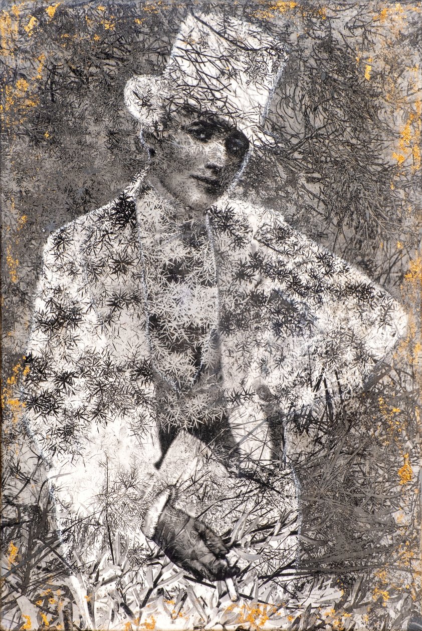 Altın, 2022 (ahşap üzerine karışık teknik) by Olivia Gozzano