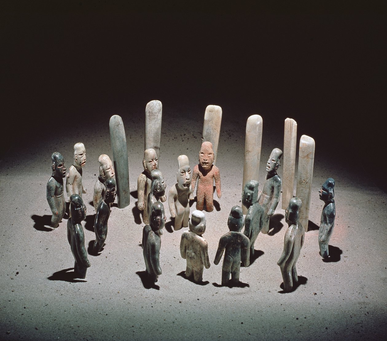 La Venta, Tabasco, Klasik Öncesi Dönem, MÖ 9. yüzyıldan MS 1. yüzyıla kadar on altı erkek figürü (yeşim) by Olmec
