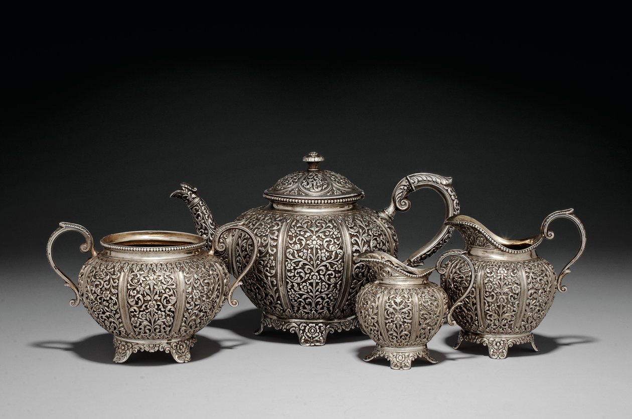 Repousse dört parçalı çay seti, 19. yüzyıl sonu by Oomersi Mawji