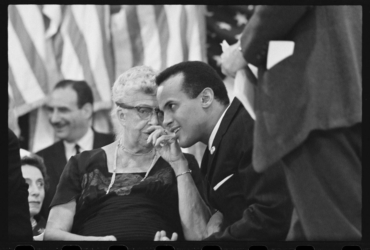 Eleanor Roosevelt, Harry Belafonte ile bir seçim mitinginde by Orlando Suero