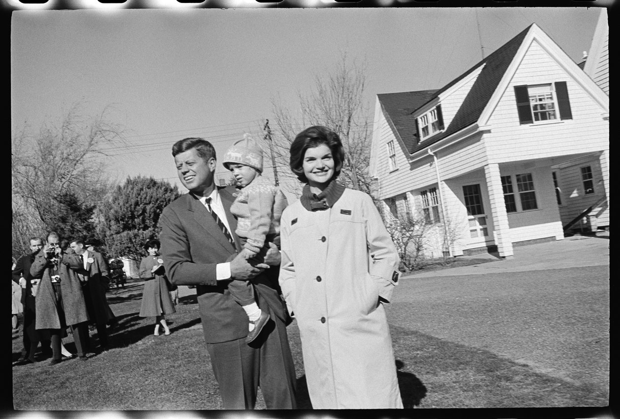 John F. Kennedy, Jackie Kennedy ve kızı Caroline ile by Orlando Suero