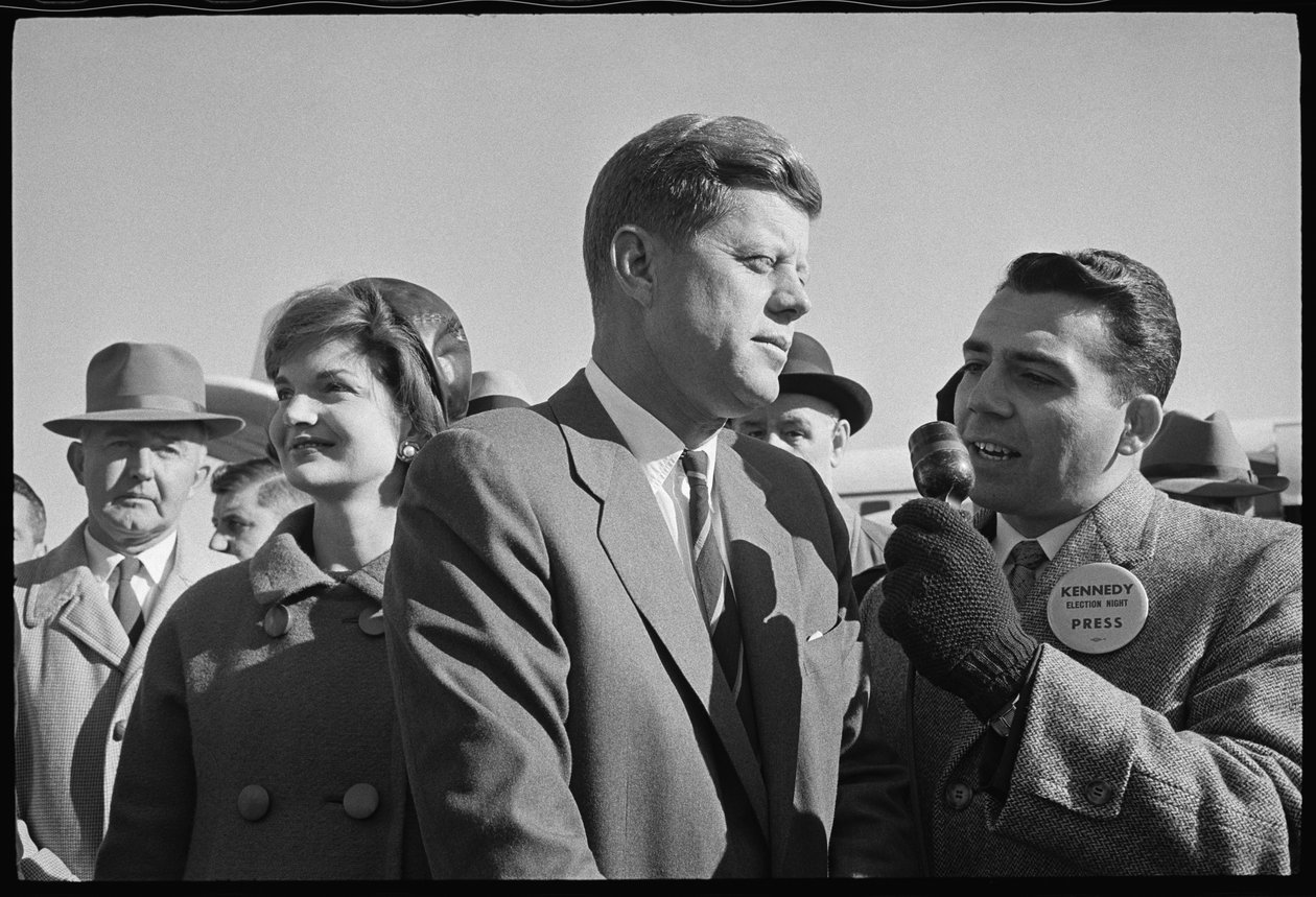 John F. Kennedy, seçimler sırasında muhabir ve Jackie Kennedy ile by Orlando Suero