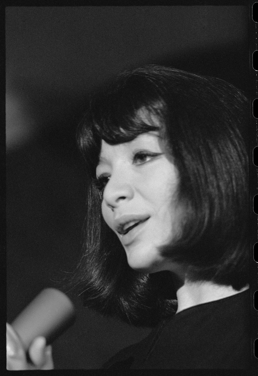 Juliette Greco şarkı söylüyor by Orlando Suero