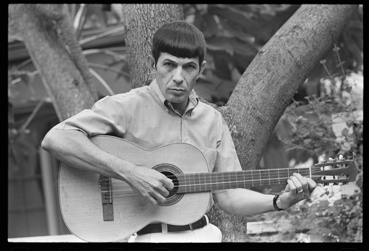 Leonard Nimoy gitar çalıyor by Orlando Suero