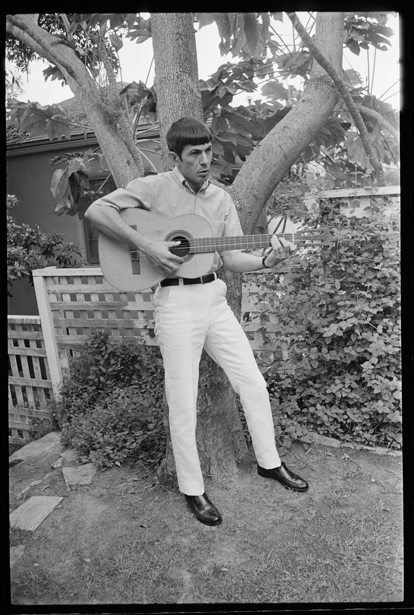 Leonard Nimoy gitar çalıyor by Orlando Suero
