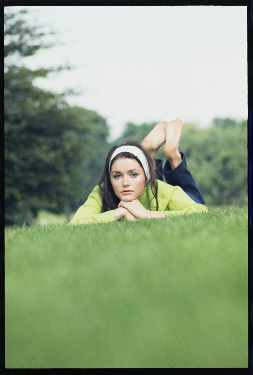 çimenlerin üzerinde Margot Kidder by Orlando Suero