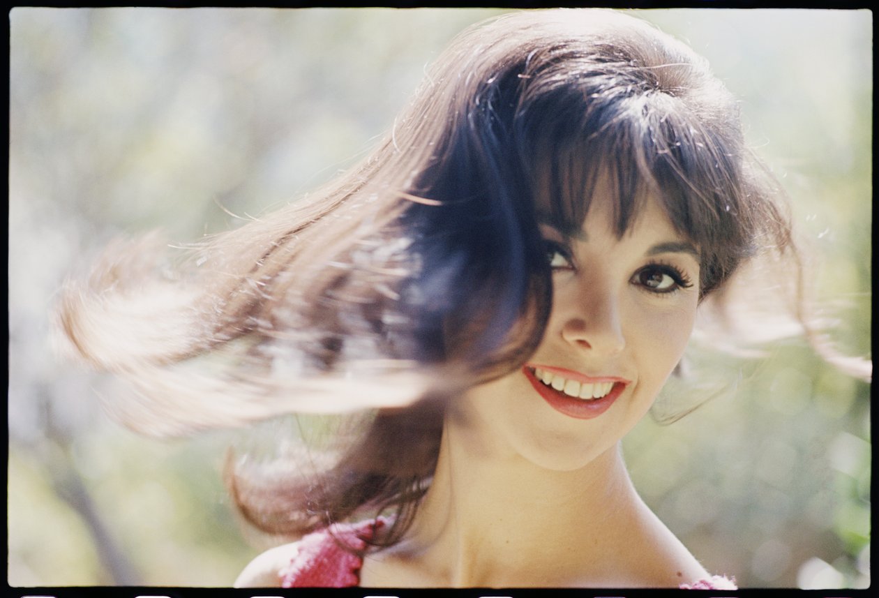 Marlo Thomas saçlarını savuruyor by Orlando Suero