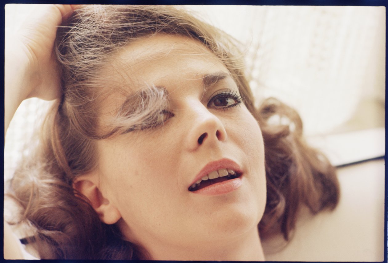 Natalie Wood evde kafası yastıkla by Orlando Suero