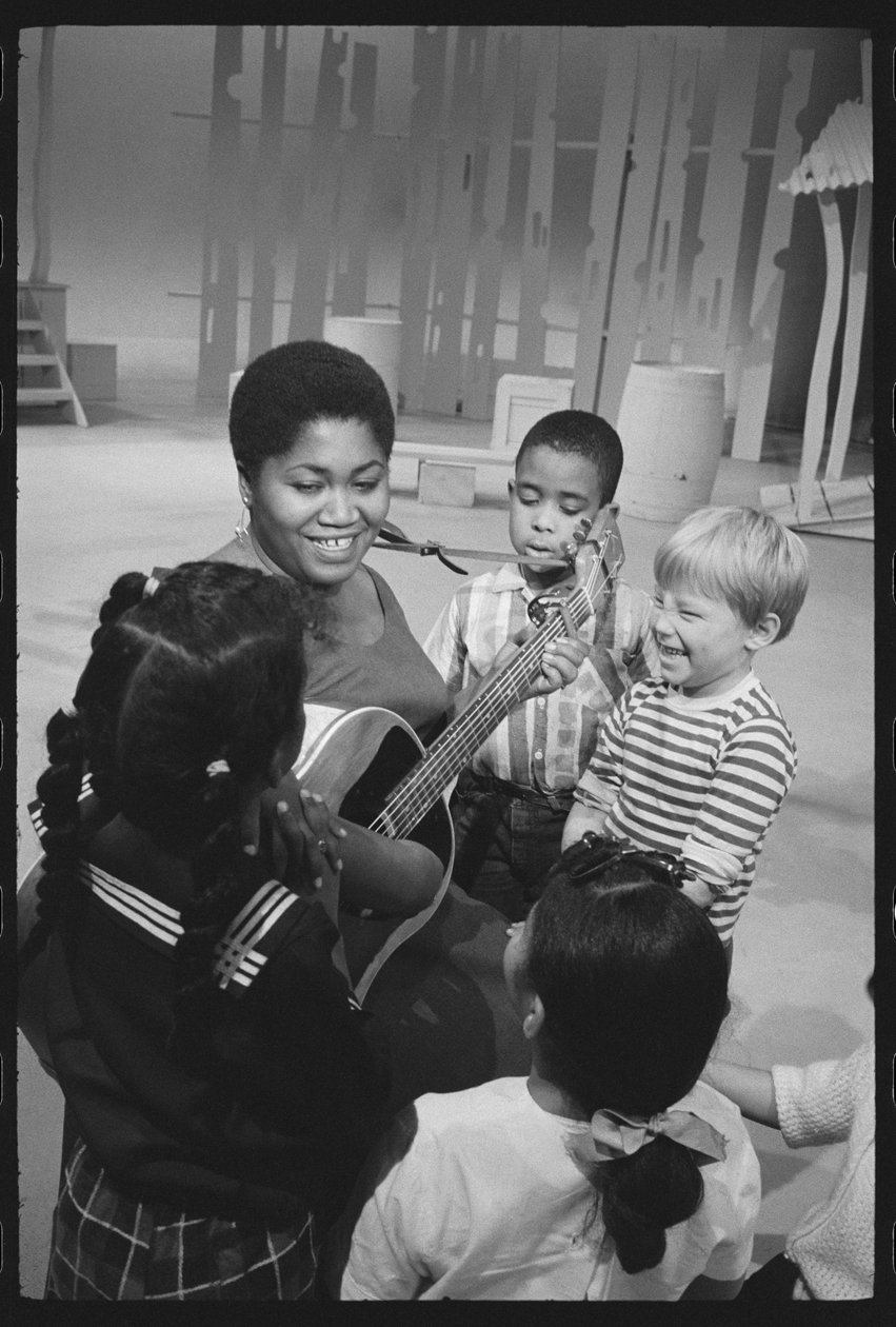 Odetta özel bir televizyon setinde çocuklara şarkı söylüyor by Orlando Suero