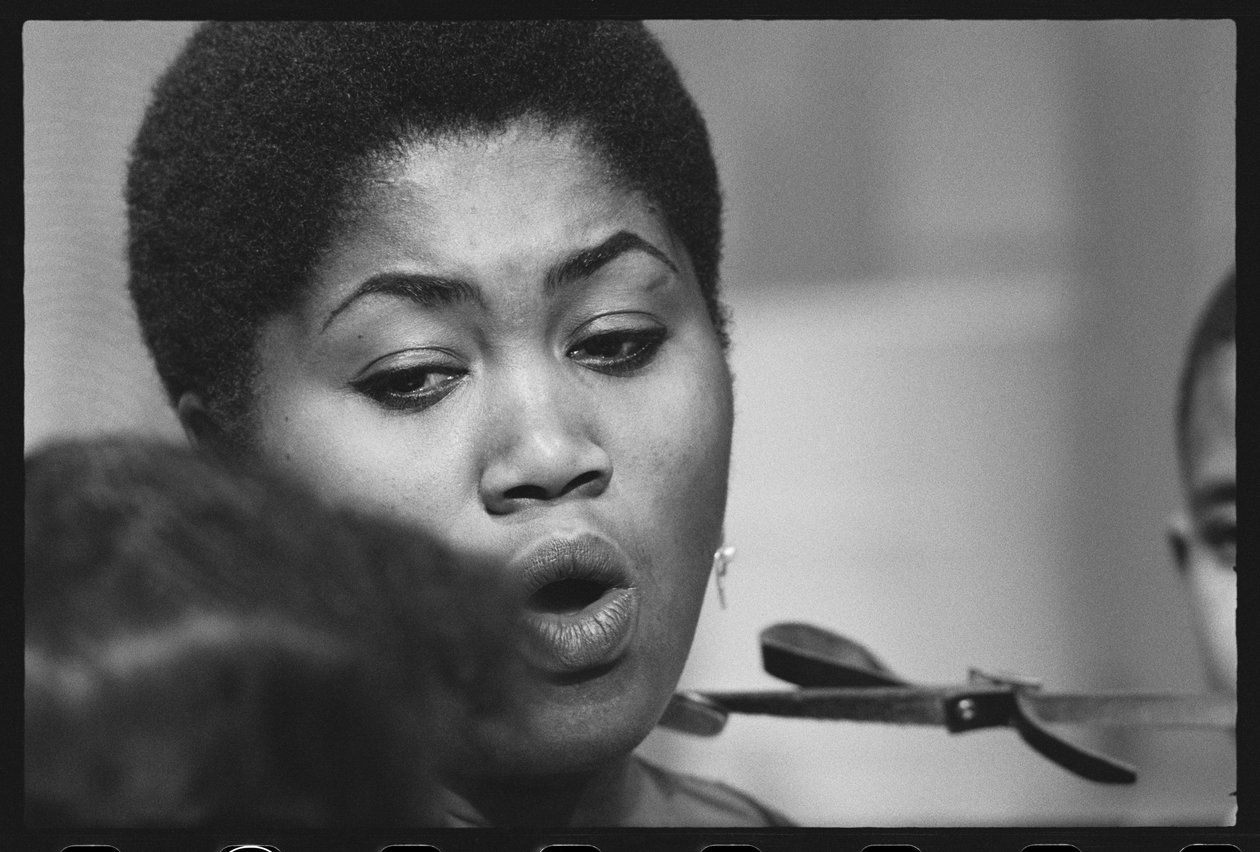 Odetta özel bir televizyon setinde çocuklara şarkı söylüyor by Orlando Suero