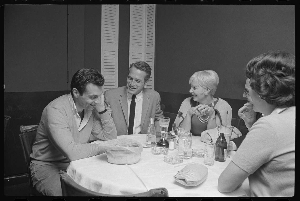 Paul Newman, Mort Sahl ve Joanne Woodward yemekte şakalaşıyor by Orlando Suero