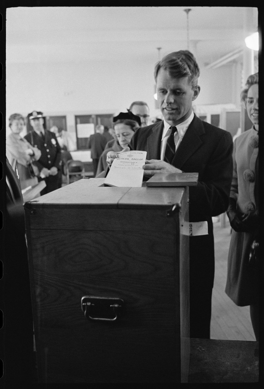 Robert F. Kennedy kardeşi için oy kullanıyor by Orlando Suero
