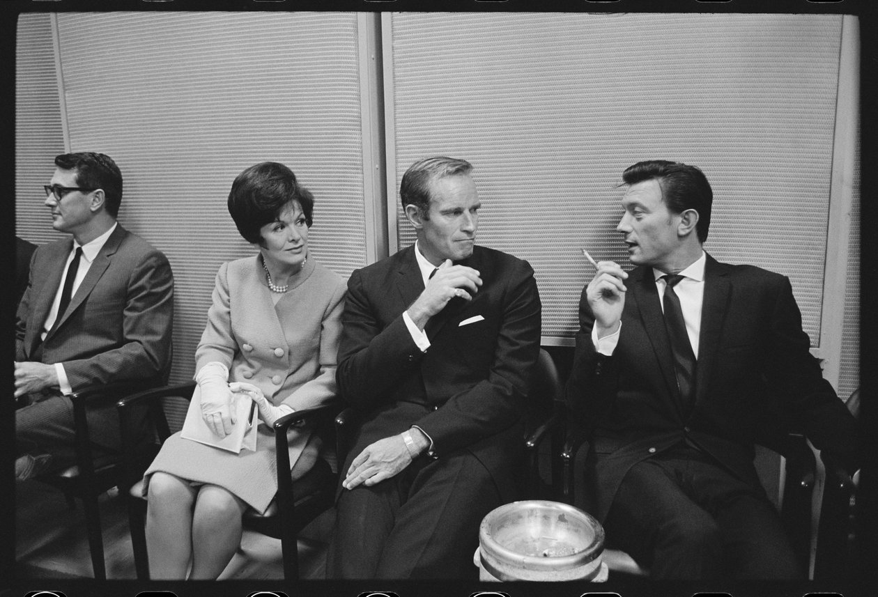 Rock Hudson, Charlton Heston, Laurence Harvey, Prenses Margaret ile tanışmayı bekliyor by Orlando Suero