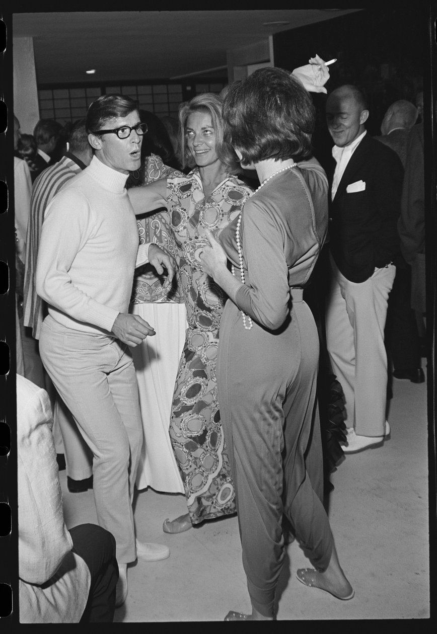 Bir Malibu ev partisinde Roddy McDowall, Lauren Bacall ve Shirley MacLaine by Orlando Suero