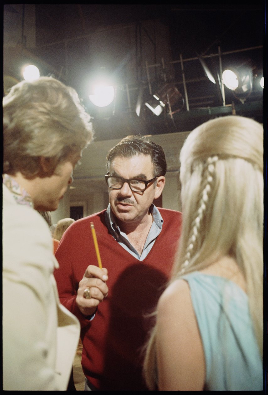 Russ Meyer, "Bebekler Vadisinin Ötesinde" setinde, 1970 (fotoğraf) by Orlando Suero