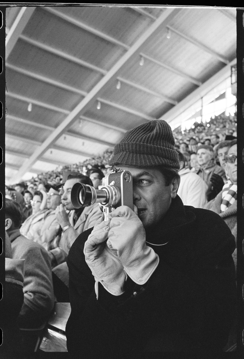 Tony Curtis, Leica kameralı Kış Olimpiyatları, Squaw Valley, California by Orlando Suero