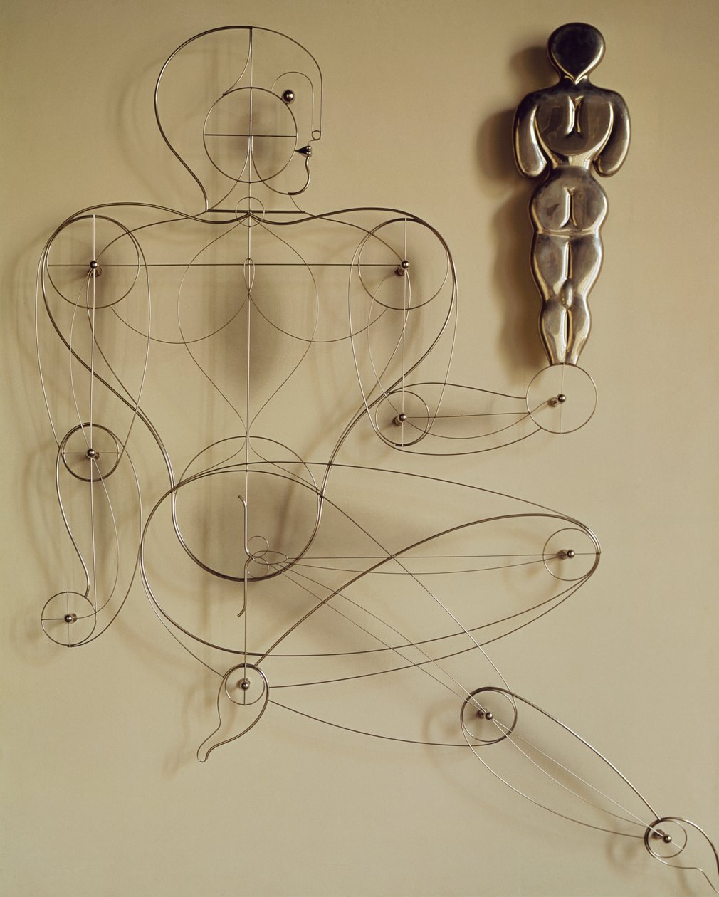 Homo, elinde dikiz figürü olan tel figür by Oskar Schlemmer
