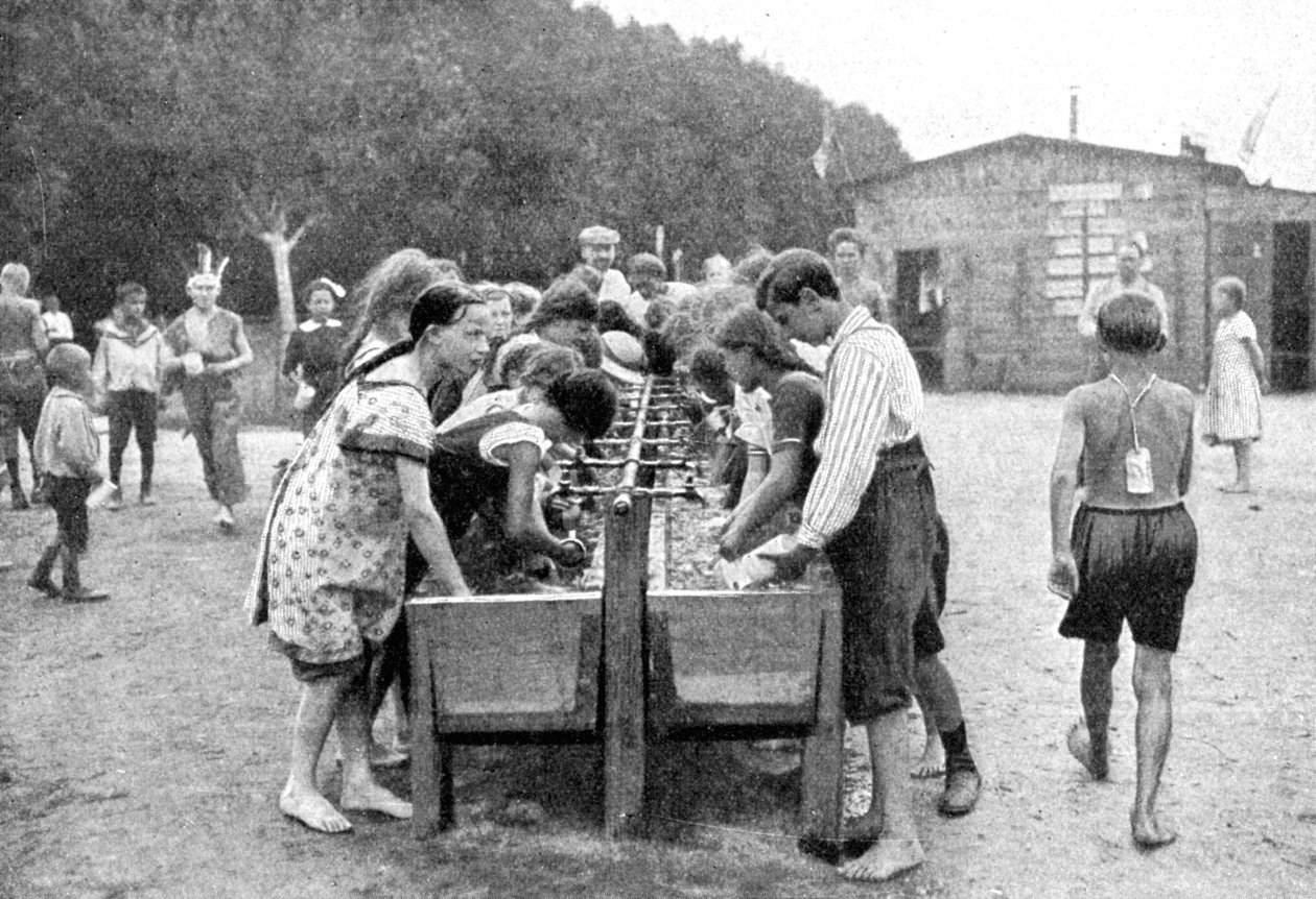 Bir çocuk yaz tatili kampında yıkanma, Almanya, 1922. by Otto Haeckel