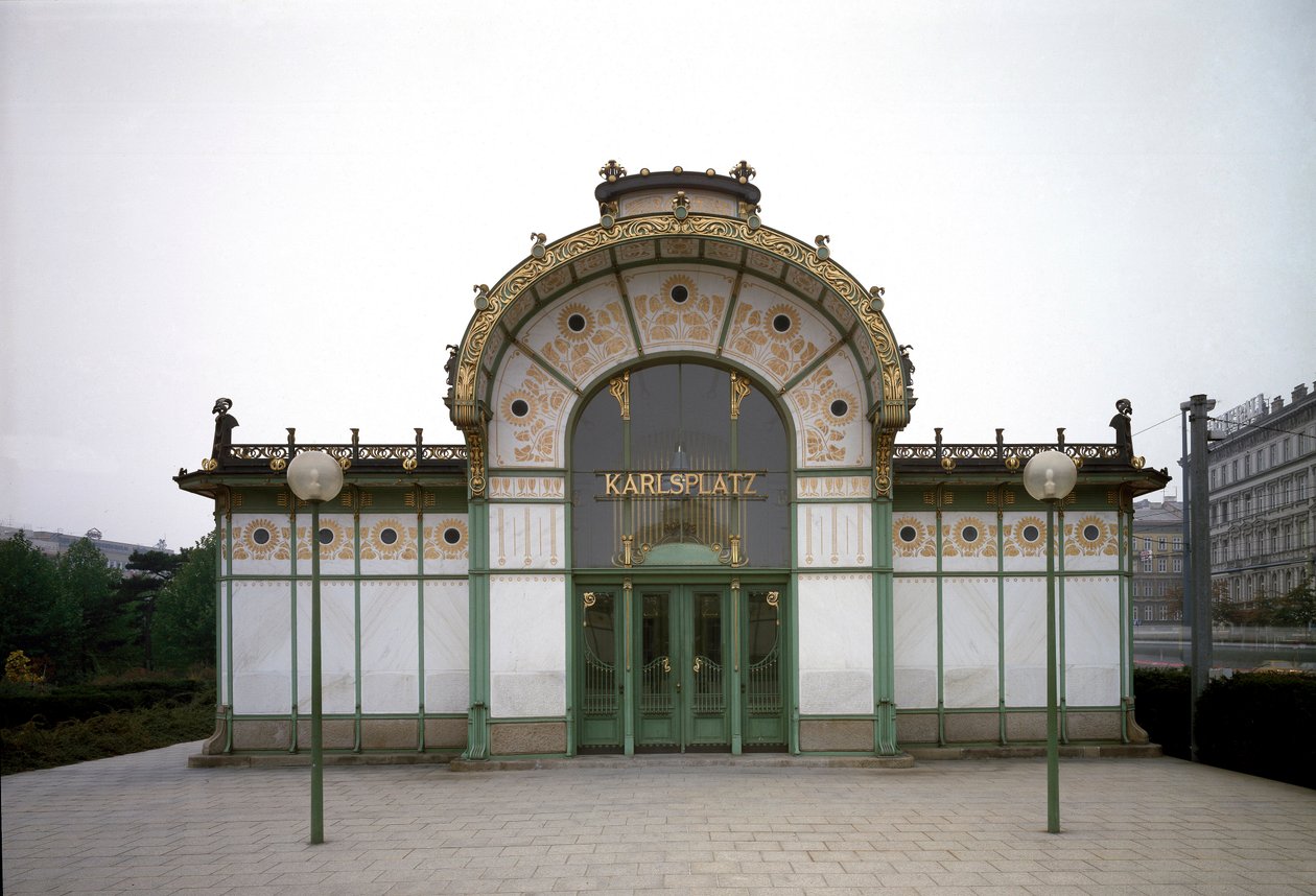 Art Nouveau: Mimar Otto Wagner (1841-1918) (Viyana Secession) 1894-1899 Viyana, Avusturya tarafından yapılan Karlsplatz metro istasyonunun (şimdi kafe) pavyonunun görünümü by Otto Wagner