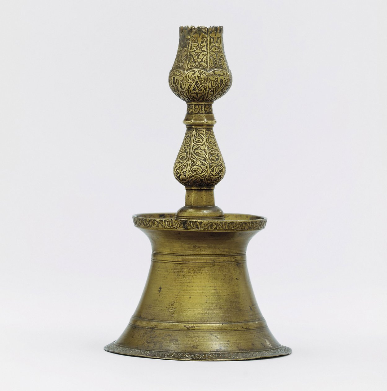 Lale şeklinde yükselen oymalı arabesk süslemeli boyun, Osmanlı pirinç şamdan by Ottoman School