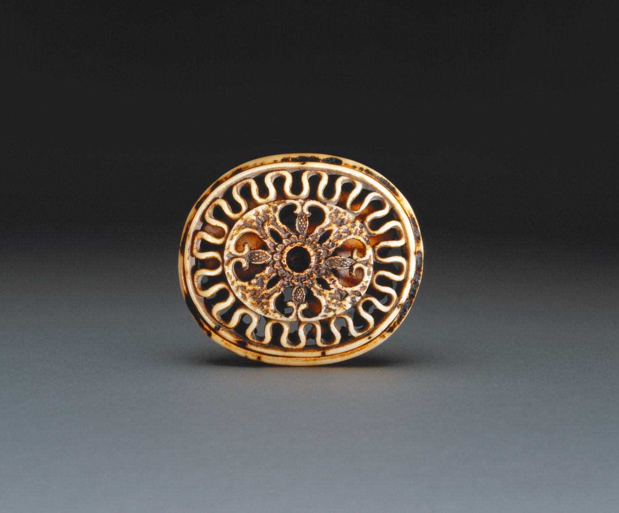 Bir netsuke tabanı, c.1860-70 (geyik boynuzu) (bkz. 205916) by Ozaki Kokusai