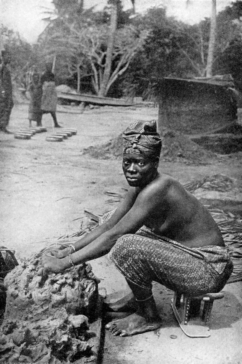 Bir Gold Coast çömlekçisi ve kili, Gana, Batı Afrika, 1922. by P. A. McCann