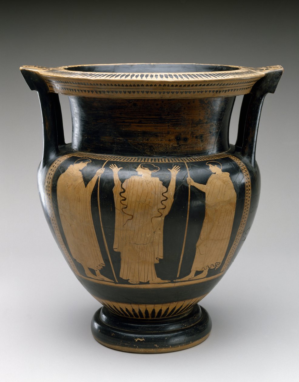 Bir kadın ve iki genç, MÖ 480-460 (pişmiş toprak) sahnesi ile Kırmızı Figür Sütun Krater by Painter Syriskos