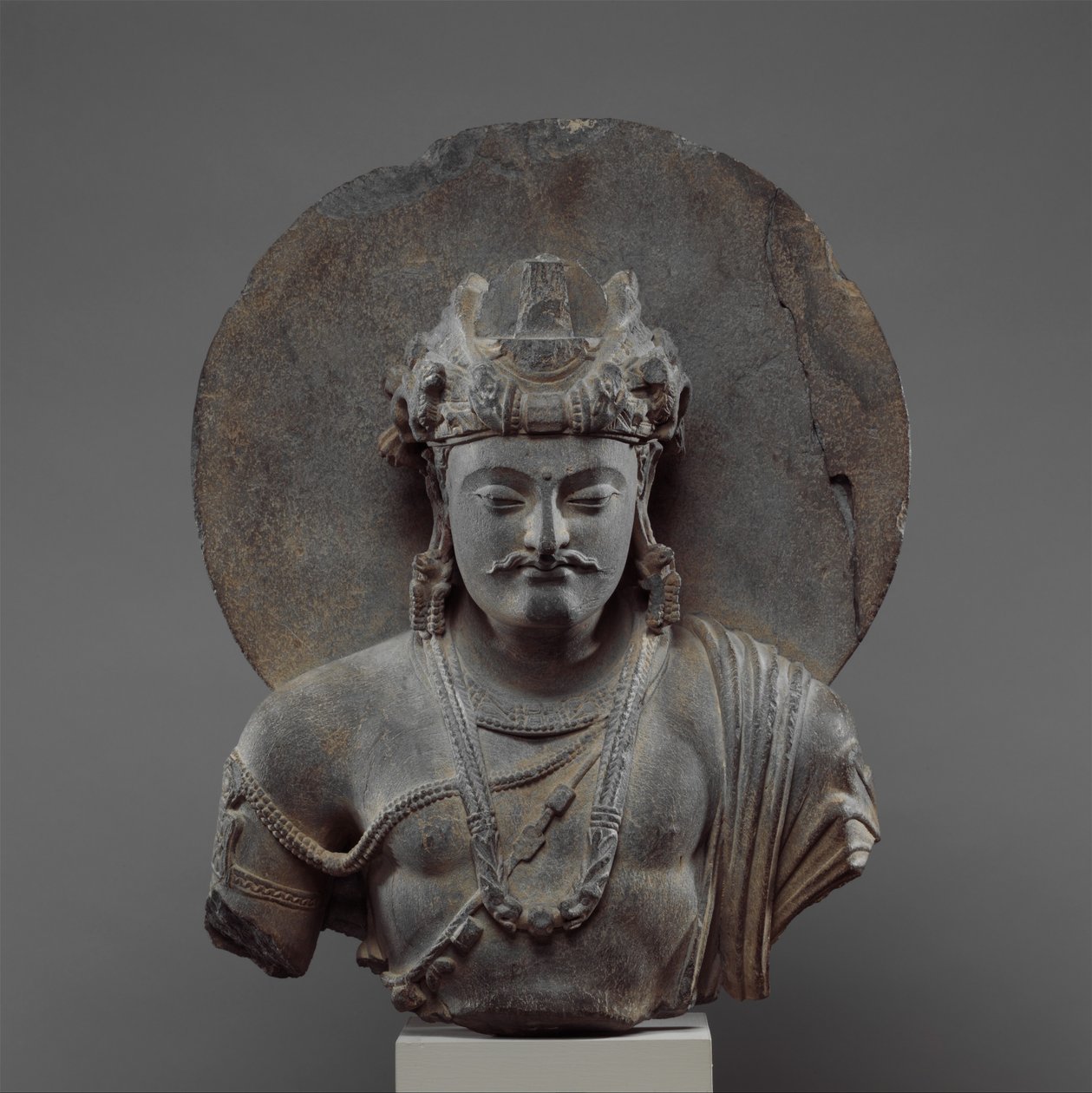 Bir Bodhisattva Shakyamuni büstü, 3.-4. yüzyıl (şist) by Pakistani School